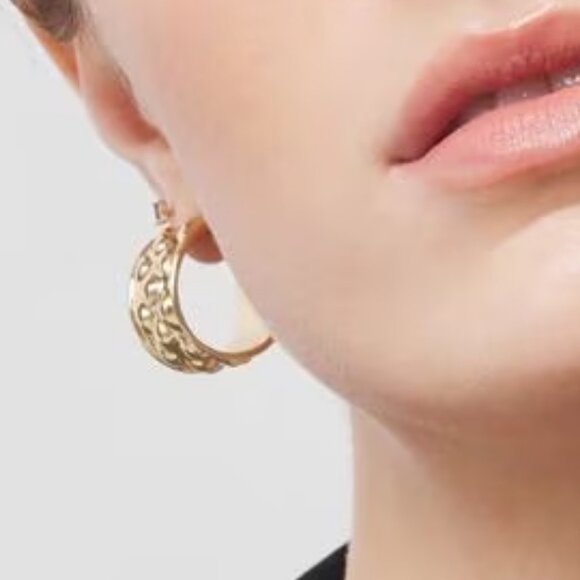 WHBM Quilted Gold Hoop Earrings Stud - Picture 5 of 5